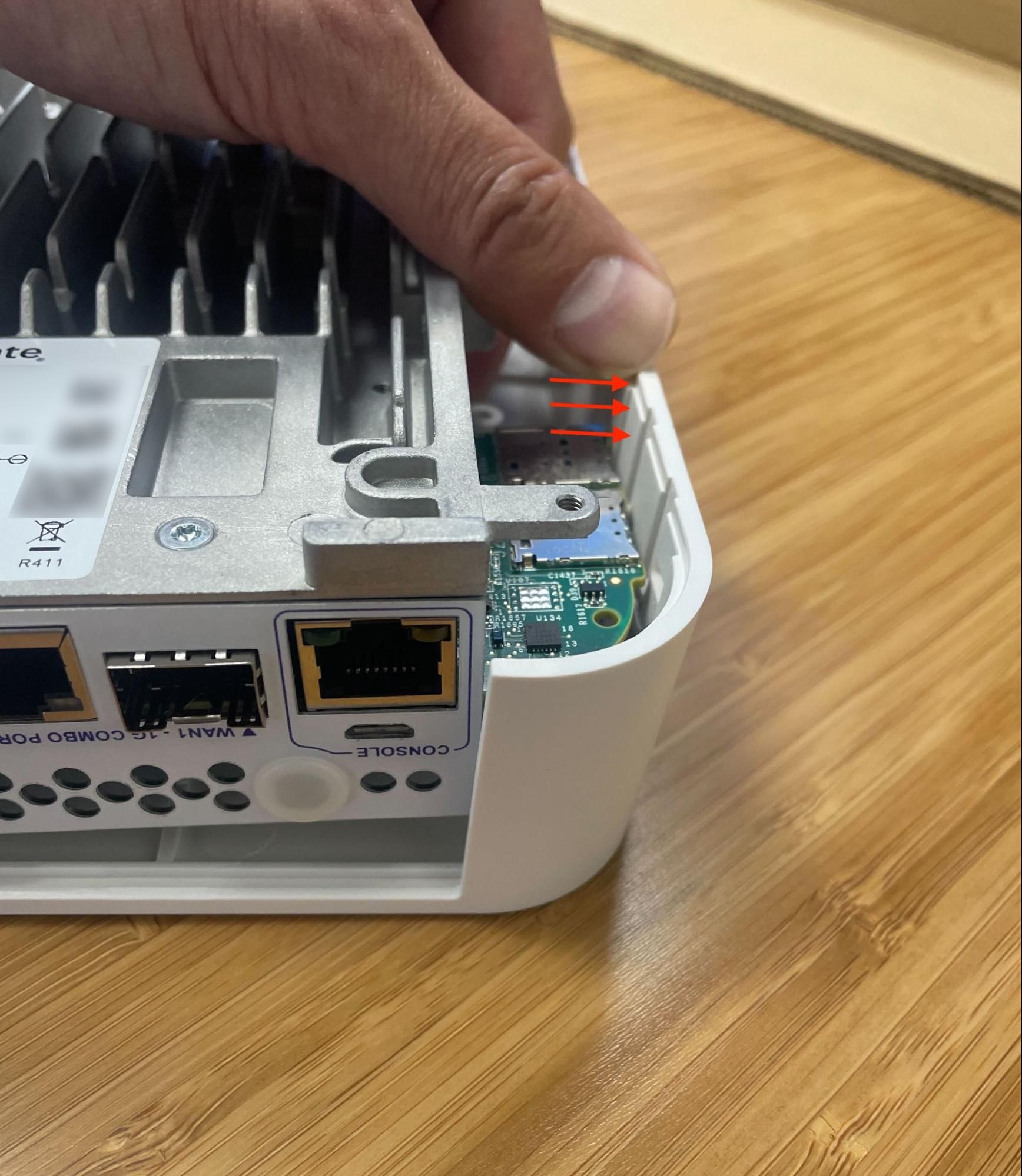 ../_images/netgate-6100-ssd-04-remove-board.jpg