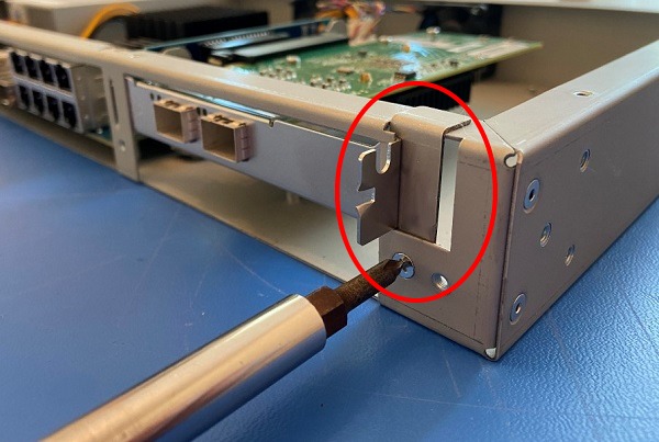 ../_images/xg-7100-1u-expansion-l-bracket.jpg